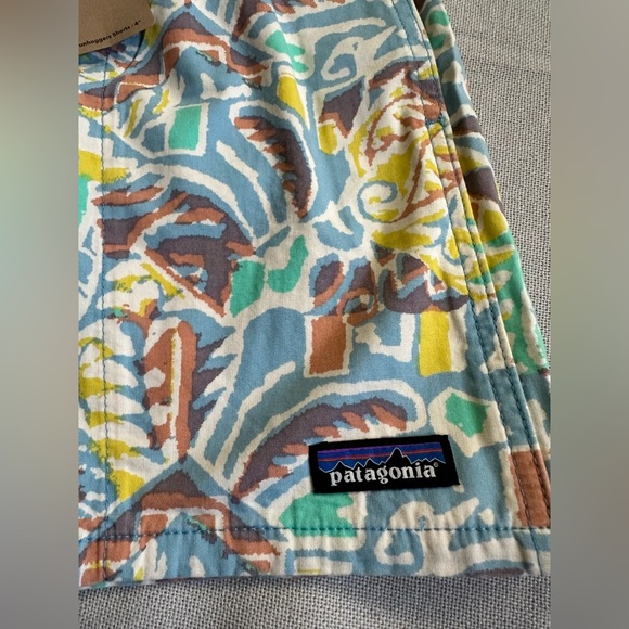 Patagonia Funhoggers Printed 4” Shorts New - Picture 4 of 8